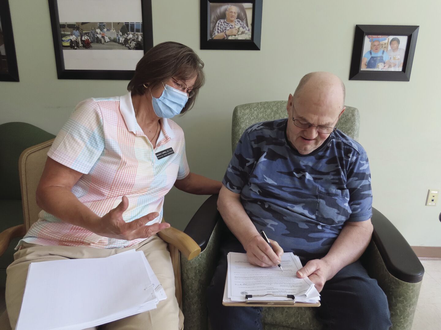 Veterans register to vote by mail